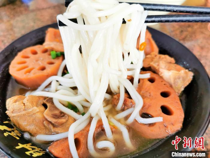 莲藕猪骨濑粉 李晓春 摄