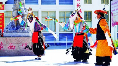 　　阿里地区一藏戏剧团表演科迦藏戏 张德礼摄/光明图片