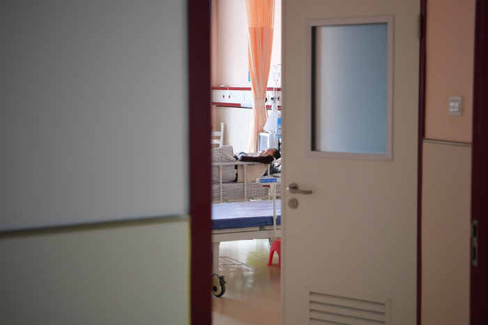 我国的安宁疗护还处于起步阶段。图为2018年4月3日，昆明，一名入住安宁疗护病区的患者躺在病床上休息。 视觉中国 资料图