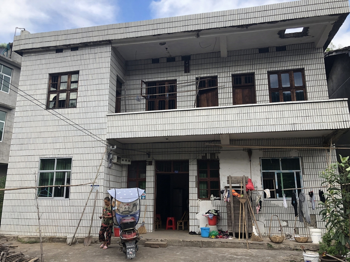 方某某一家三代12口人住在一栋两层的老砖房里，盖新房是全家多年来的心愿。 本文图片 澎湃新闻记者 陈绪厚