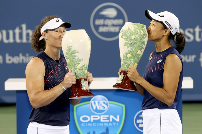 张帅和斯托瑟辛辛那提大师赛夺冠。