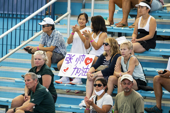 为张帅加油的小球迷。