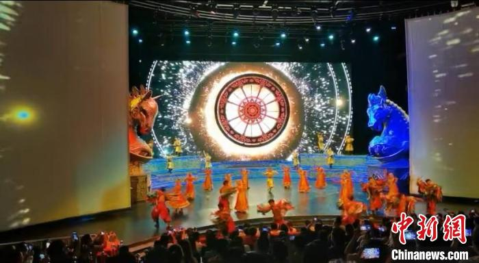 图为《重逢草原》全球首演现场座无虚席。　王婧媛 摄