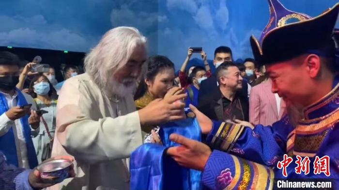 图为张纪中参加《重逢草原》全球首演。　王婧媛 摄