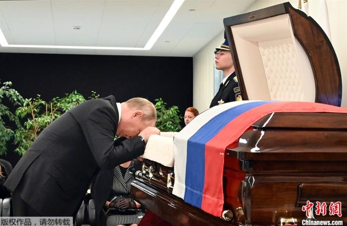 当地时间9月10日，俄罗斯总统普京出席俄紧急情况部部长济尼切夫的告别仪式。
