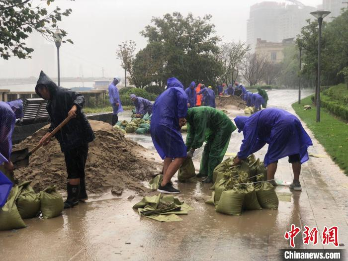 工作人员装运沙袋。　林波 摄