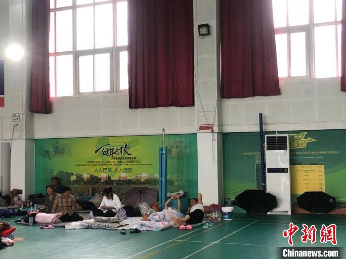 宁波市江北区实验小学安置点。　林波 摄