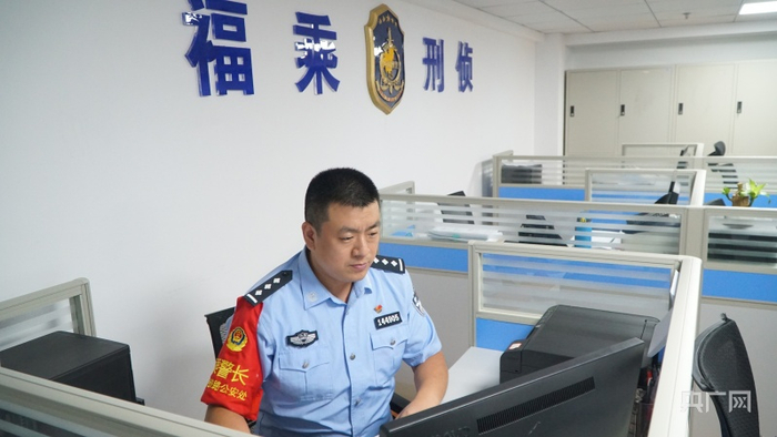 正在工作处理案卷的李慧波 （央广网发 福铁乘警供图）