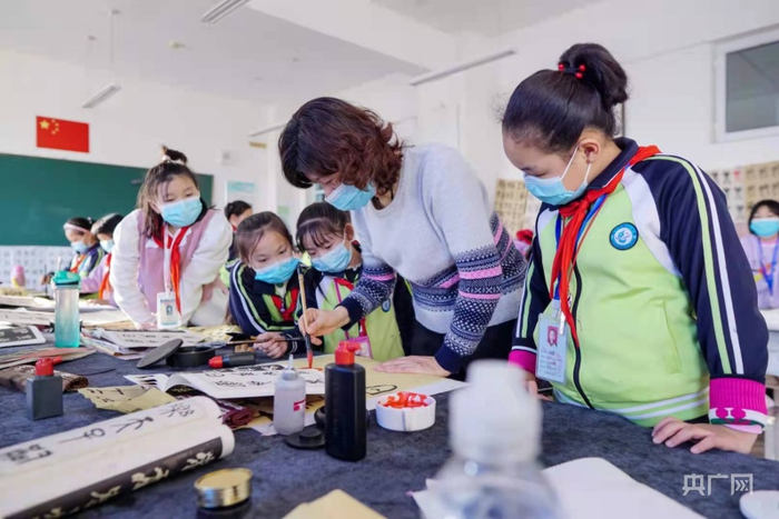 昌吉市第六小学书法老师上书法课。杨斌摄央广网发