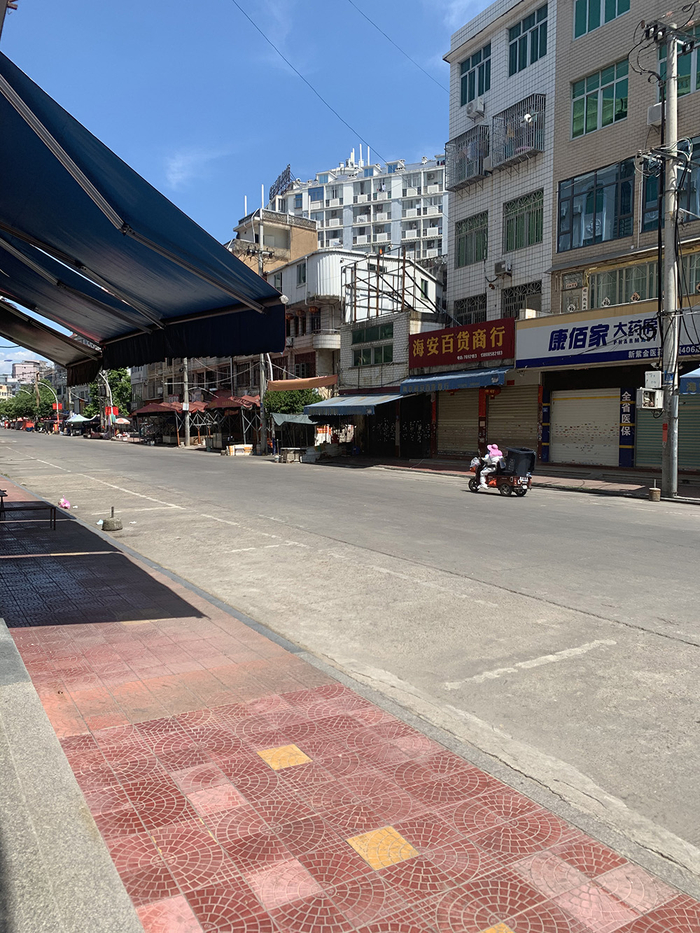 2021年9月13日，福建莆田枫亭镇全镇升为高风险区域，大家严格遵守防疫措施，在家隔离，街道空旷。人民视觉 图