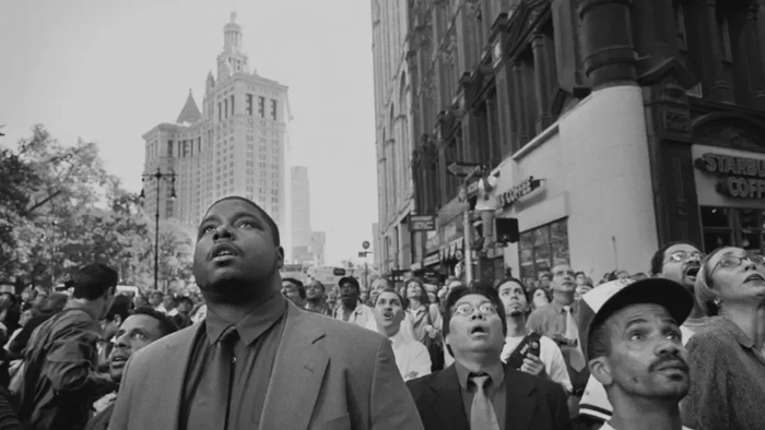 纪录片《911：生命的坠落 》（9/11： The Falling Man）截图。