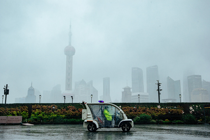 2021年9月13日傍晚，民警驾驶警用电瓶车在外滩江堤进行不间断的巡逻巡逻。应对台风“灿都”，外滩观光平台已于12日23点30分封闭。