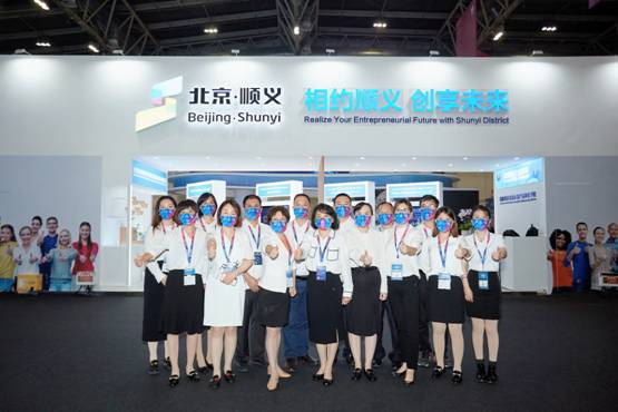 顺义总部人才中心工作人员合影