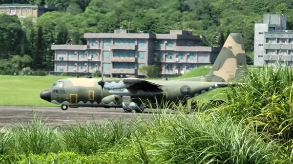 台民众拍摄的C-130运输机