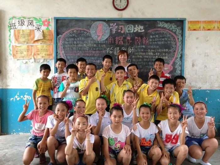 小学时期的郑宇宸与老师同学合影。受访者供图