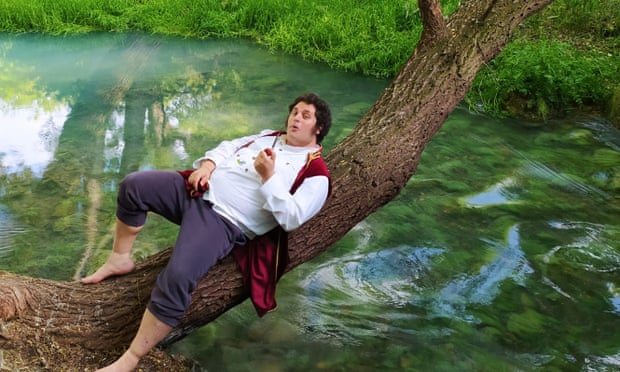 尼古拉斯·詹蒂尔在自己的土地上过着“霍比特人”的生活