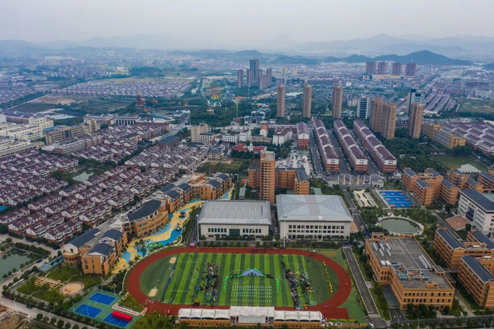 地处浙江中部、被誉为中国红木第一村的东阳市南马镇花园村，改革开放前是当地有名的穷山村。2019年，花园村实现营业收入602亿元，村民人均年收入达13.5万元，接待中外游客570万人次。图自新华社