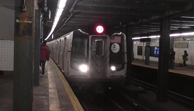 纽约地铁G线百老汇站列车进站视频截图 