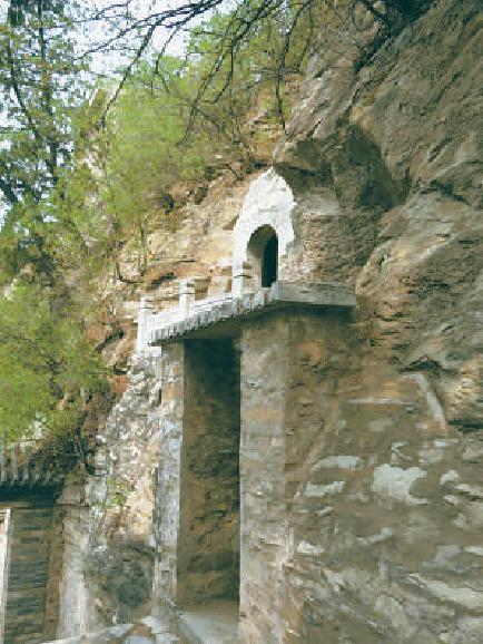 唐人开凿的孔雀洞   宗春启 摄