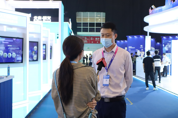 铭镓半导体有限公司总经理陈政委接受现场采访