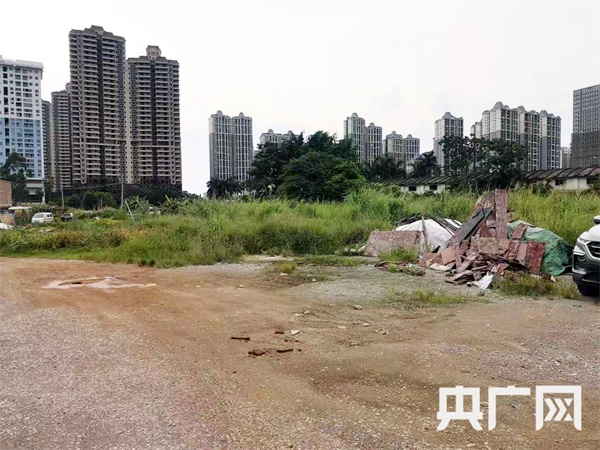 用来安置村民们的土地四周高楼林立，但这块地却由于种种原因荒废多年。（央广网发 记者唐志强摄）