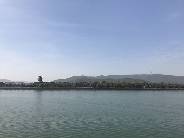 从湘江东岸远眺橘子洲和西岸的岳麓山。作者供图