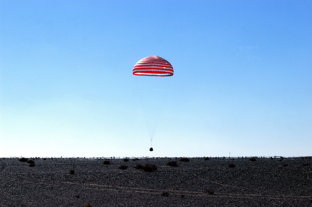 神舟飞船返回舱着陆 图自北京日报客户端 记者王鸿良摄