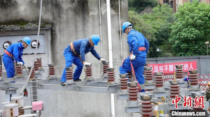 电力工人师傅正在抓紧变电站的改造增容工作。　成都供电供图