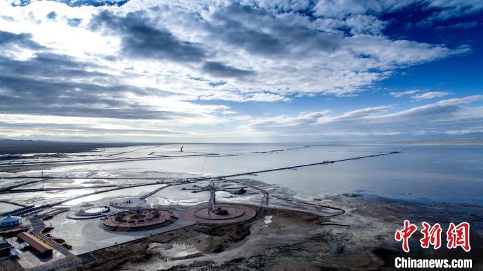 图为乌兰县境内的茶卡盐湖。　贾娟 摄