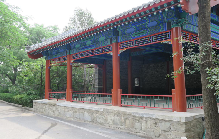 新修复的碧霞元君庙前的戏台。宗春启 摄