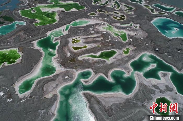 图为大柴旦翡翠湖。　代纯 摄