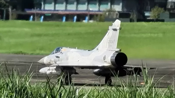 幻影2000战机挂载ASTAC电子情报侦察吊舱，降落花莲佳山基地，图为台民众拍摄