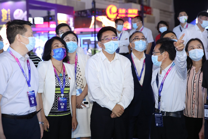 顺义区委书记高朋等区领导参观HICOOL顺义展区