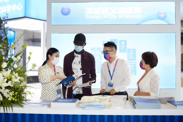 第一展区现场交流图