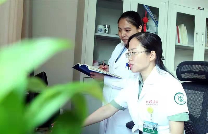 陆军军医大学新桥医院药剂科陈娟正在做相关课题讨论与研究（央广网发 李荣荣摄）