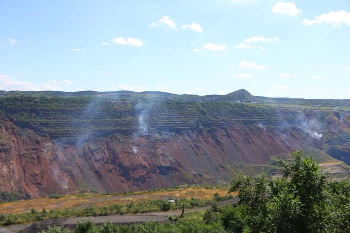  9月7日，海州露天矿经过治理后的矿坑，残余的煤自燃冒出几缕白烟。新京报记者杜寒三摄