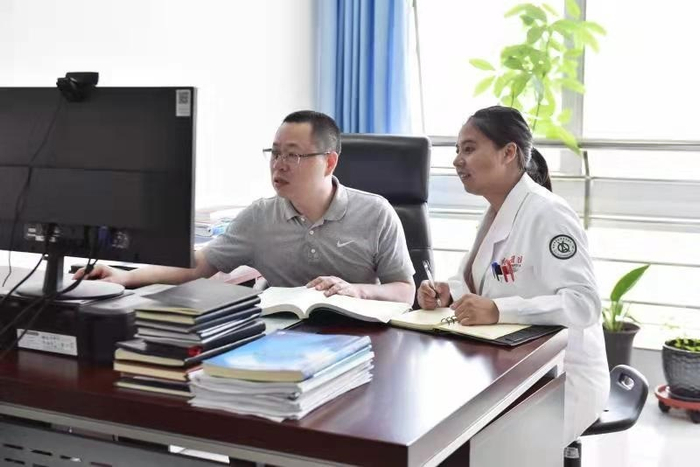 陆军军医大学新桥医院药剂科陈娟做相关课题讨论与研究（央广网发 李荣荣摄）