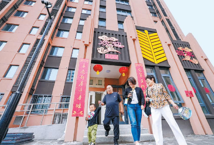 （9月13日，位于礼贤镇的北京大兴国际机场噪声区安置房迎来回迁村民。图片源自北京日报）