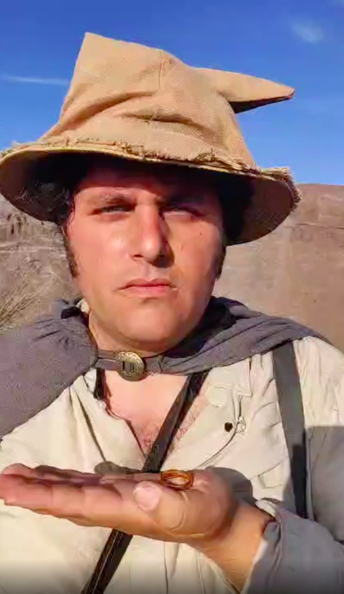 尼古拉斯捧着戒指，来到了火山口