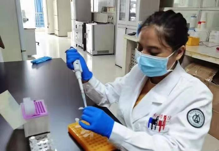 陆军军医大学新桥医院药剂科陈娟（央广网发 李荣荣摄）