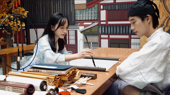     在《法门梦影》中，玩家体验书法。 罗妮/摄