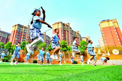 湖南长沙天心区仰天湖桂花坪小学二年级的学生在体育课上跳绳。新华社发