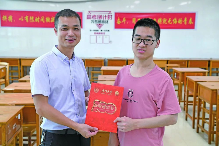 郑宇宸在河池高中跟班主任牙政泽（左）合影留念（8月18日摄）。新华每日电讯记者周华摄