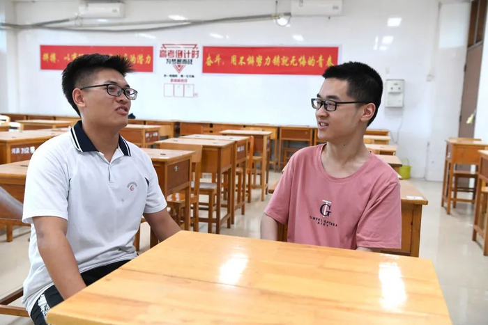 郑宇宸在自己读书的高中教室里和同学吕雨睿（左）一起畅想大学生活（8月18日摄）。新华每日电讯记者周华摄