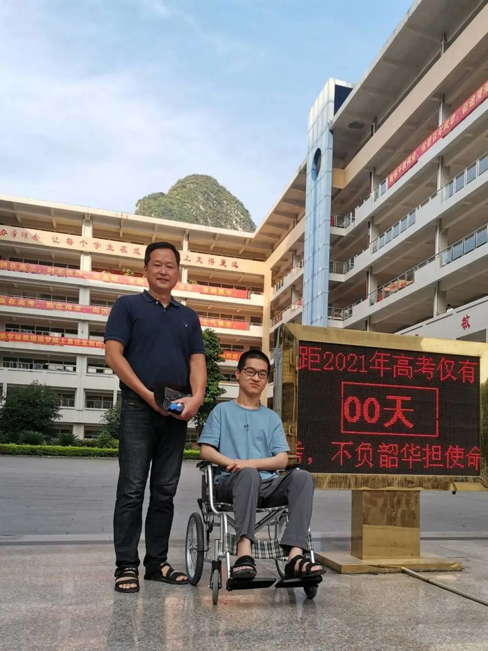 高考当日，郑宇宸与父亲郑卫合影。采访者供图