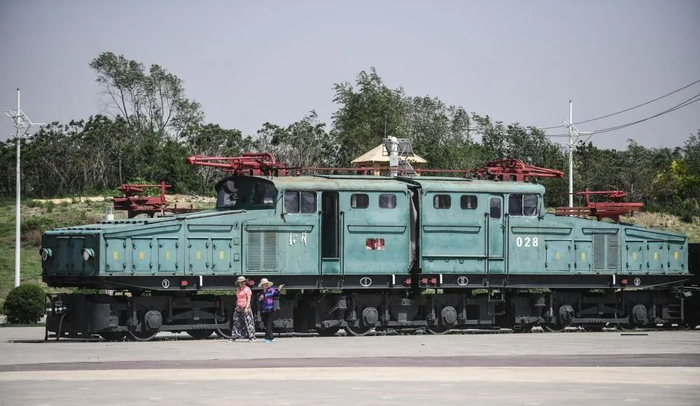 游客在阜新海州露天矿国家矿山公园内游览。（潘昱龙/摄）