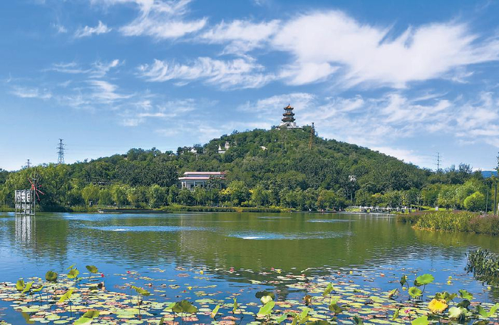 从首钢园遥望石景山 袁德祥 摄