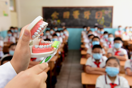 　　2020年9月18日，河北省石家庄新乐市实验小学，新乐市医院口腔医生指导学生学习正确的刷牙方法。&nbsp;视觉中国供图