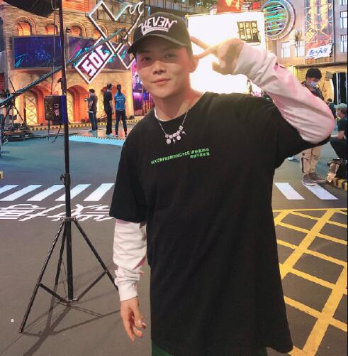 《这就是街舞》第三季冠军杨凯成为四川队霹雳舞教练。