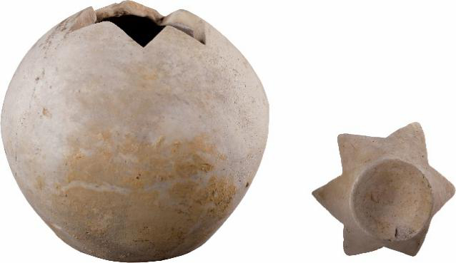 图三崧泽文化带星形盖球腹陶罐